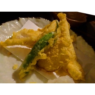 地穴子天ぷら　780円（税抜）　通年　穴子は天ぷらでふっくらおいしく食べられます。