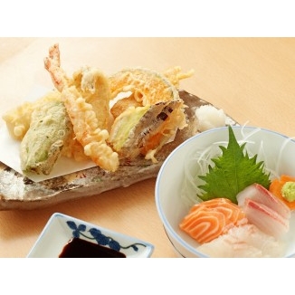 しまなみ御膳　1,680円　天ぷらの魚と刺身の内容が毎日変わります。　　お刺身３種＋天ぷら７種（えび、魚、イカ、鶏肉、野菜３種）　（通年）