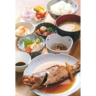アコウの煮付け定食　1500円　まぼろしの魚「アコウ」。身深くてあっさり白身の味をご賞味ください。