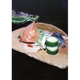 ②酢の肴 使用する地魚による 通年 鯛、目張、鯒、茂魚、皮剥、穴子、油目、河豚、鱧 等 おもに白身の魚を昆布で〆、蒸して火を入れ季節の野菜と共に