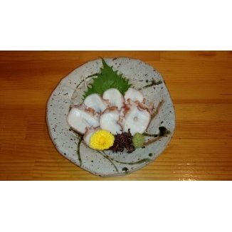 ②タコのお造り 900円 旬のタコを新鮮なうちに提供します。