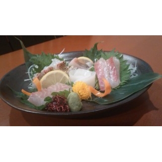 ④お造り盛り合せ 1,700円 通年 季節の旬の魚 旬の魚を4～5種盛り込みます。