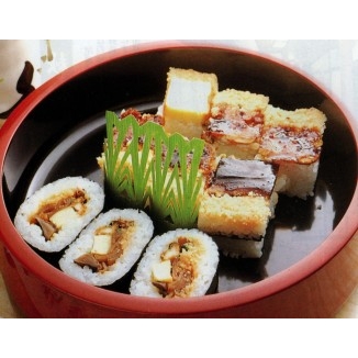 ①箱巻盛合せ 1,220円 通年 アナゴ、エビ（おぼろ） 香ばしい焼きアナゴとエビのおぼろの押し寿司とアナゴ、アサリ等、7種類の具が入った巻寿司の盛り合せ