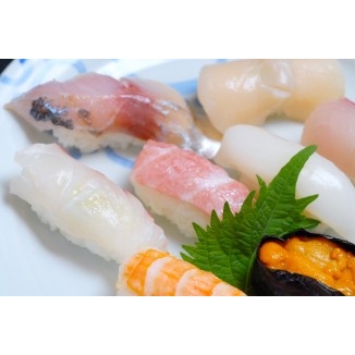 ②にぎり寿司 850円～2,000円 通年 マダイ、スズキ、エビ、イカ、アジ、タイラギ、シャコ等（仕入れにより） 瀬戸内の旬の新鮮な地魚のにぎり寿司です。