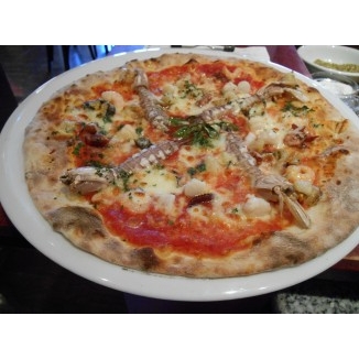 しゃこえびと魚介のＰＩＺＺＡ（通年）　1,600円　しゃこえびと魚介を使った石釜で焼いたＰＩＺＺＡ。尾道らしい伝統の味をご堪能ください。