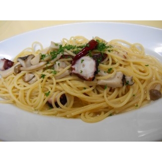 地タコといろいろきのこのガーリックソーススパゲッティ（通年）　1,300円　尾道の地タコをイタリアナポリ直伝の調理法で召し上がって頂きます。タコの旨味を最大限に生かしたパスタをぜひどうぞ。