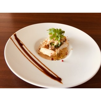 瀬戸内で獲れた真鯛を表面はカリッと中身はふんわりと調理いたします。2種のソースでお召し上がりください。ホテルレストラン「ハーバーカフェ」にてご利用いただけます。